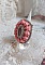 Bague Parisian Roses brod&eacute;e avec une pierre de gemme : le Quartz Rose orn&eacute; de cabochons ronds en forme de rose avec des rocailles Argent&eacute;es japonaises en verre, le tout est mont&eacute; sur bague en laiton
