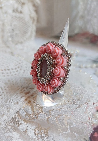 Bague Parisian Roses brod&eacute;e avec une pierre de gemme : le Quartz Rose orn&eacute; de cabochons ronds en forme de rose avec des rocailles Argent&eacute;es japonaises en verre, le tout est mont&eacute; sur bague en laiton