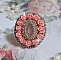 Bague Parisian Roses brod&eacute;e avec une pierre de gemme : le Quartz Rose orn&eacute; de cabochons ronds en forme de rose avec des rocailles Argent&eacute;es japonaises en verre, le tout est mont&eacute; sur bague en laiton