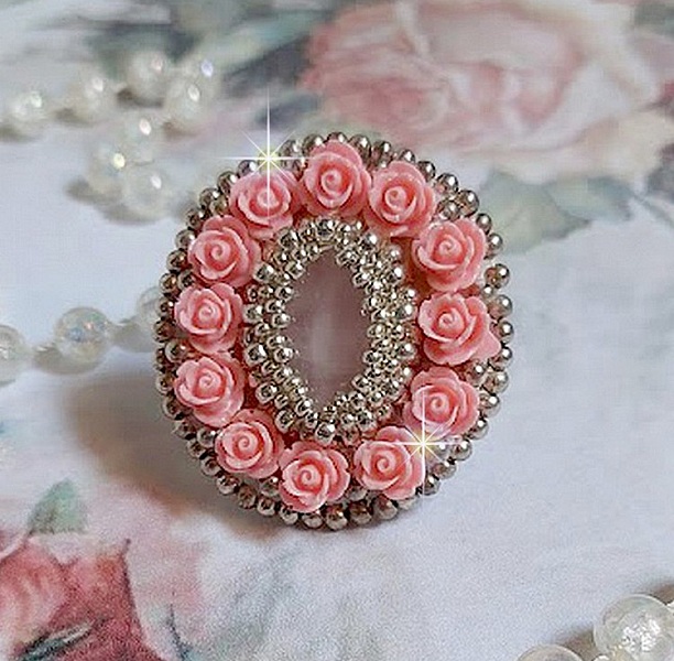 Bague Parisian Roses brod&eacute;e avec une pierre de gemme : le Quartz Rose orn&eacute; de cabochons ronds en forme de rose avec des rocailles Argent&eacute;es japonaises en verre, le tout est mont&eacute; sur bague en laiton
