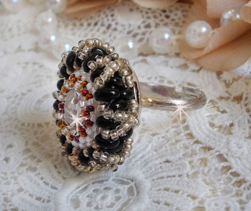Bague artisanale en perles avec cabochon en cristal Swarovski.