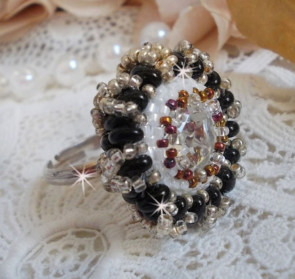 Bague artisanale en perles avec cabochon cristal Swarovski noir doré.