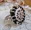 Bague artisanale en perles avec cabochon cristal Swarovski noir doré.