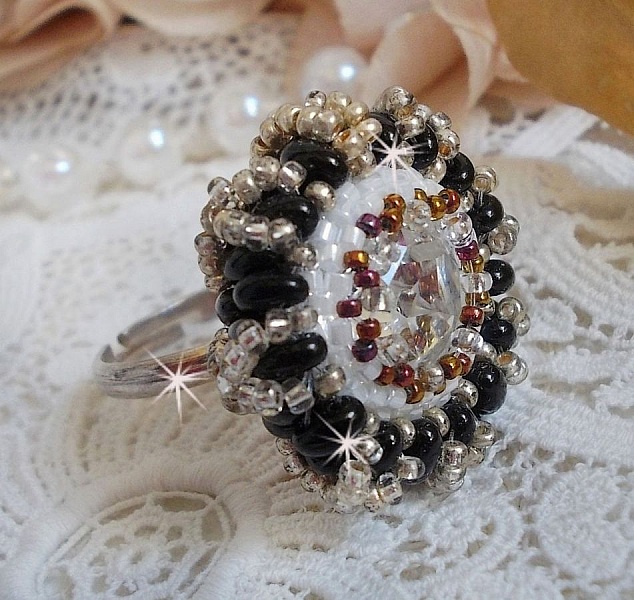 Bague artisanale en perles avec cabochon cristal Swarovski noir doré.