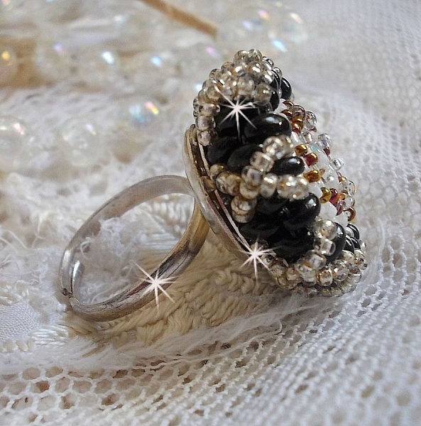 Bague artisanale en perles Swarovski noir, doré et blanc.