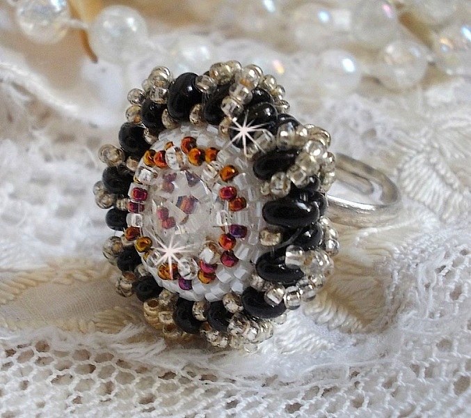 Bague artisanale en perles avec cabochon cristal Swarovski.