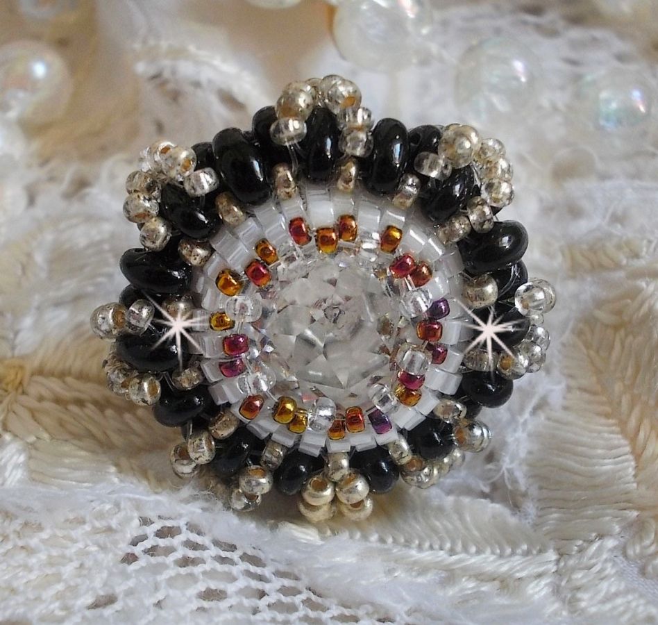 Bague artisanale en perles avec cabochon en cristal Swarovski.