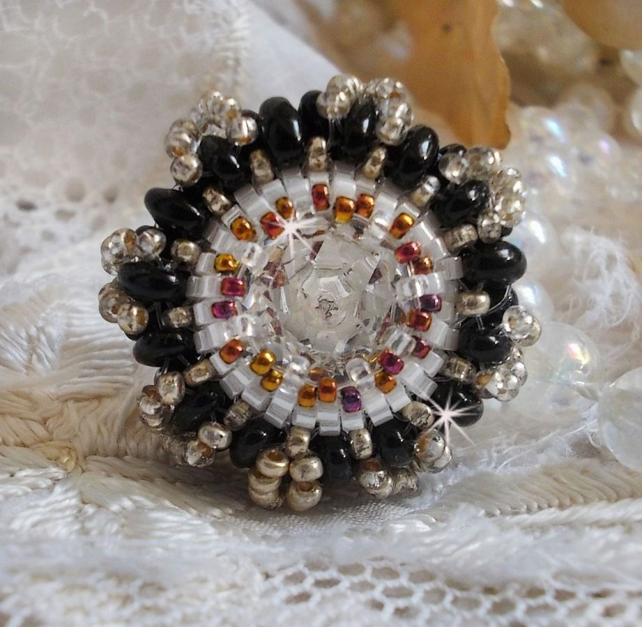 Bague artisanale en perles avec cabochon en cristal Swarovski.