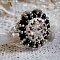 Bague artisanale en perles avec cabochon en cristal Swarovski.