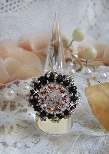 Bague artisanale en perles avec cabochon en cristal Swarovski.