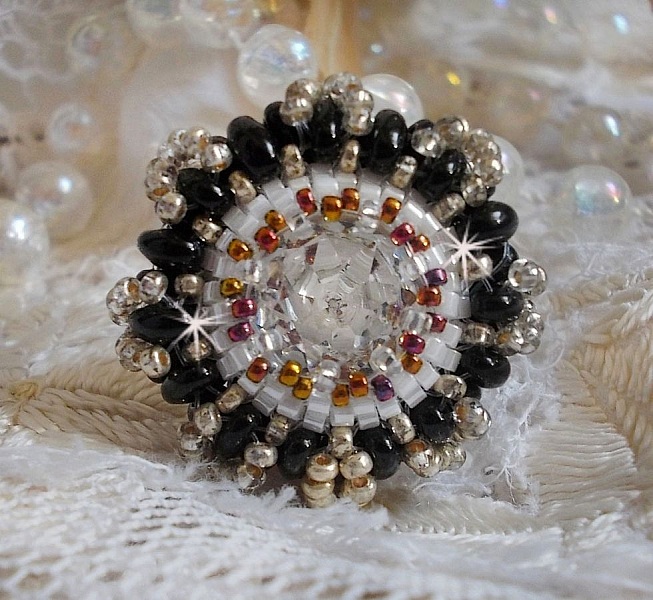 Bague artisanale en perles avec cabochon en cristal Swarovski.