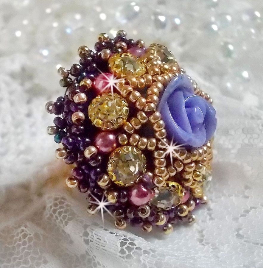 Bague La Passionn&eacute;e de Venise brod&eacute;e avec cabochon en forme de rose couleur Parme orn&eacute;e de strass en Cristal, perles rondes nacr&eacute;es en verre Rose et rocailles Purple sur une bague ajour&eacute;e