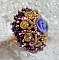 Bague La Passionn&eacute;e de Venise brod&eacute;e avec cabochon en forme de rose couleur Parme orn&eacute;e de strass en Cristal, perles rondes nacr&eacute;es en verre Rose et rocailles Purple sur une bague ajour&eacute;e