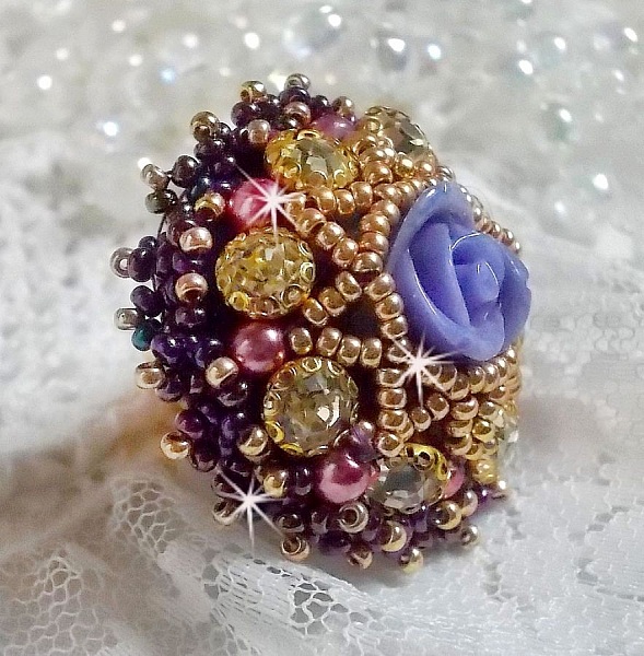 Bague La Passionn&eacute;e de Venise brod&eacute;e avec cabochon en forme de rose couleur Parme orn&eacute;e de strass en Cristal, perles rondes nacr&eacute;es en verre Rose et rocailles Purple sur une bague ajour&eacute;e
