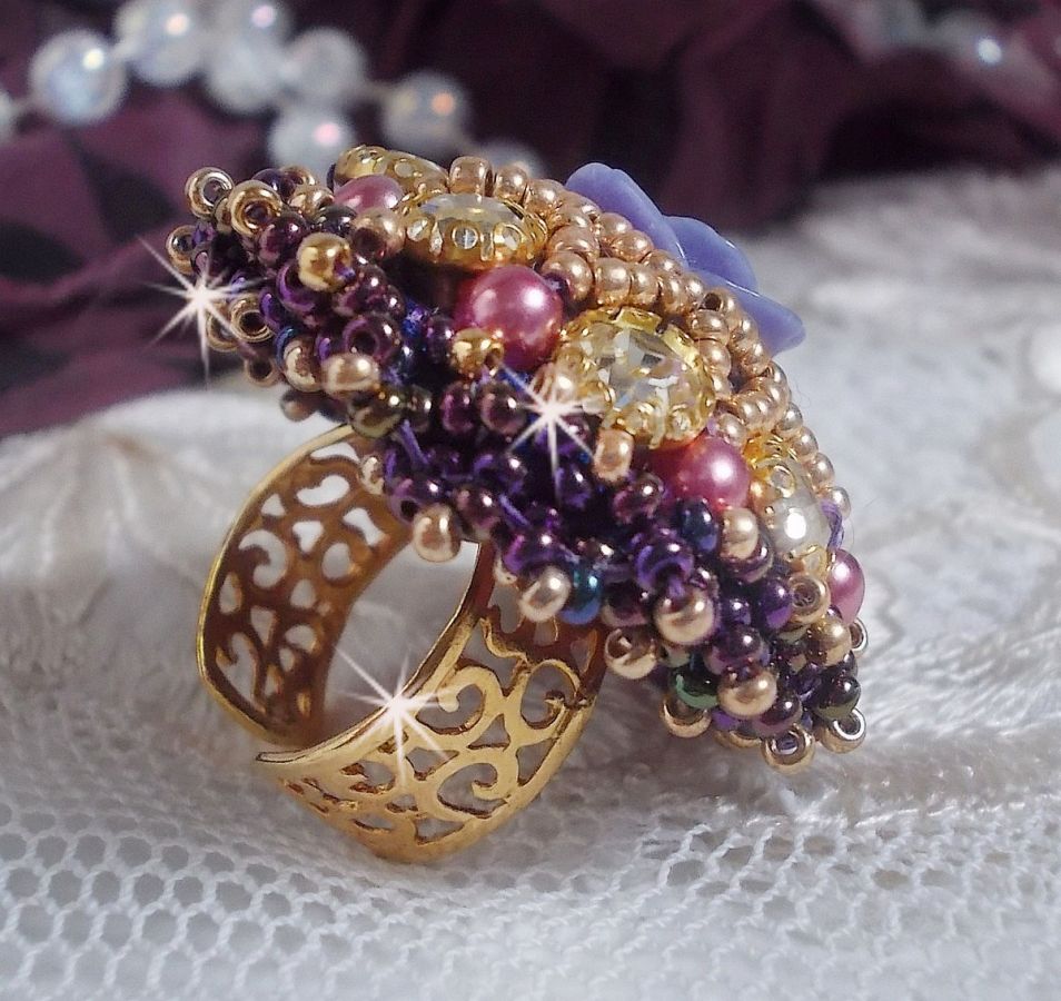 Bague La Passionn&eacute;e de Venise brod&eacute;e avec cabochon en forme de rose couleur Parme orn&eacute;e de strass en Cristal, perles rondes nacr&eacute;es en verre Rose et rocailles Purple sur une bague ajour&eacute;e