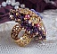Bague La Passionn&eacute;e de Venise brod&eacute;e avec cabochon en forme de rose couleur Parme orn&eacute;e de strass en Cristal, perles rondes nacr&eacute;es en verre Rose et rocailles Purple sur une bague ajour&eacute;e