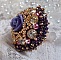 Bague La Passionn&eacute;e de Venise brod&eacute;e avec cabochon en forme de rose couleur Parme orn&eacute;e de strass en Cristal, perles rondes nacr&eacute;es en verre Rose et rocailles Purple sur une bague ajour&eacute;e
