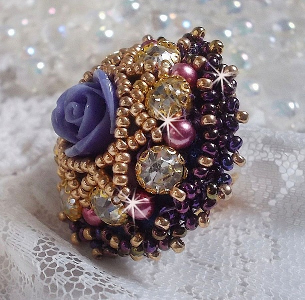 Bague La Passionn&eacute;e de Venise brod&eacute;e avec cabochon en forme de rose couleur Parme orn&eacute;e de strass en Cristal, perles rondes nacr&eacute;es en verre Rose et rocailles Purple sur une bague ajour&eacute;e