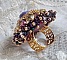 Bague La Passionn&eacute;e de Venise brod&eacute;e avec cabochon en forme de rose couleur Parme orn&eacute;e de strass en Cristal, perles rondes nacr&eacute;es en verre Rose et rocailles Purple sur une bague ajour&eacute;e
