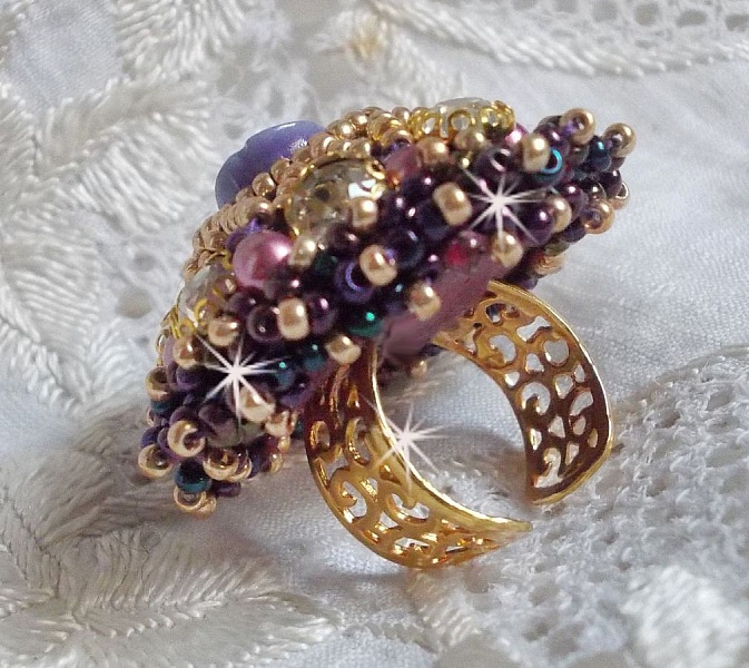 Bague La Passionn&eacute;e de Venise brod&eacute;e avec cabochon en forme de rose couleur Parme orn&eacute;e de strass en Cristal, perles rondes nacr&eacute;es en verre Rose et rocailles Purple sur une bague ajour&eacute;e