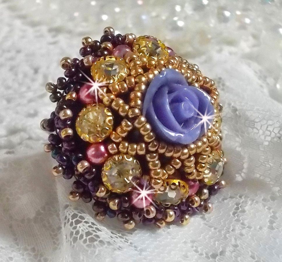 Bague La Passionn&eacute;e de Venise brod&eacute;e avec cabochon en forme de rose couleur Parme orn&eacute;e de strass en Cristal, perles rondes nacr&eacute;es en verre Rose et rocailles Purple sur une bague ajour&eacute;e