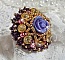 Bague La Passionn&eacute;e de Venise brod&eacute;e avec cabochon en forme de rose couleur Parme orn&eacute;e de strass en Cristal, perles rondes nacr&eacute;es en verre Rose et rocailles Purple sur une bague ajour&eacute;e