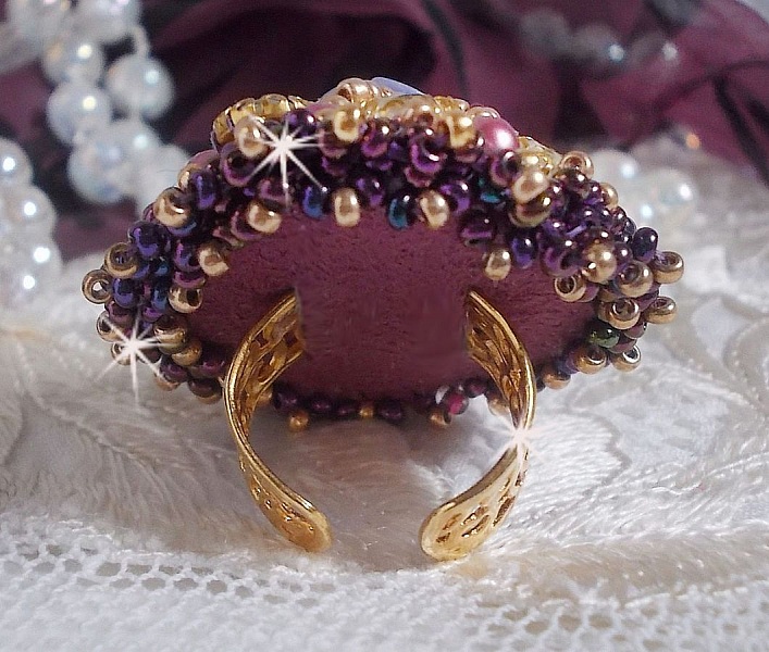 Bague La Passionn&eacute;e de Venise brod&eacute;e avec cabochon en forme de rose couleur Parme orn&eacute;e de strass en Cristal, perles rondes nacr&eacute;es en verre Rose et rocailles Purple sur une bague ajour&eacute;e