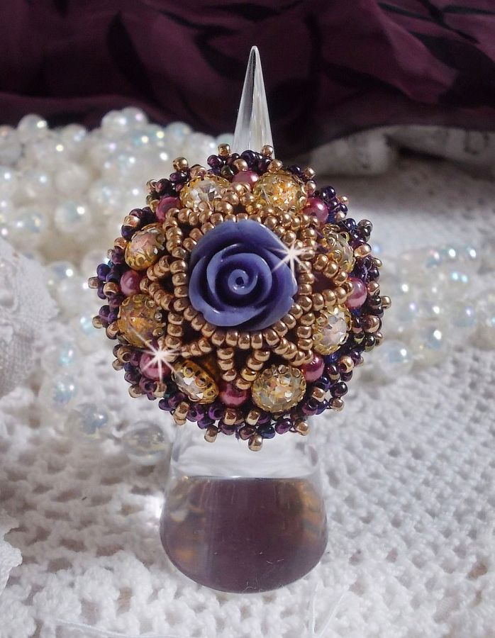 Bague La Passionn&eacute;e de Venise brod&eacute;e avec cabochon en forme de rose couleur Parme orn&eacute;e de strass en Cristal, perles rondes nacr&eacute;es en verre Rose et rocailles Purple sur une bague ajour&eacute;e