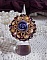 Bague La Passionn&eacute;e de Venise brod&eacute;e avec cabochon en forme de rose couleur Parme orn&eacute;e de strass en Cristal, perles rondes nacr&eacute;es en verre Rose et rocailles Purple sur une bague ajour&eacute;e