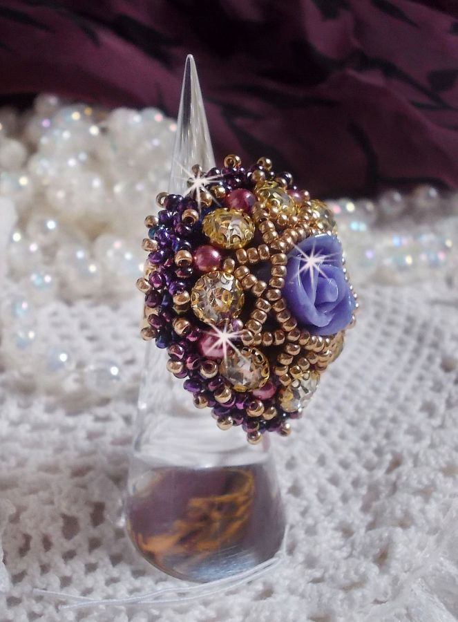 Bague La Passionn&eacute;e de Venise brod&eacute;e avec cabochon en forme de rose couleur Parme orn&eacute;e de strass en Cristal, perles rondes nacr&eacute;es en verre Rose et rocailles Purple sur une bague ajour&eacute;e