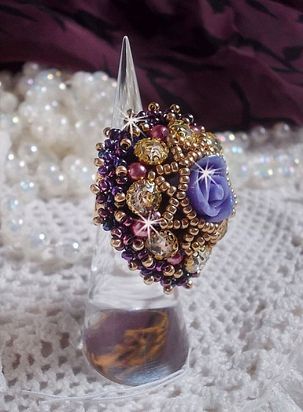 Bague La Passionn&eacute;e de Venise brod&eacute;e avec cabochon en forme de rose couleur Parme orn&eacute;e de strass en Cristal, perles rondes nacr&eacute;es en verre Rose et rocailles Purple sur une bague ajour&eacute;e