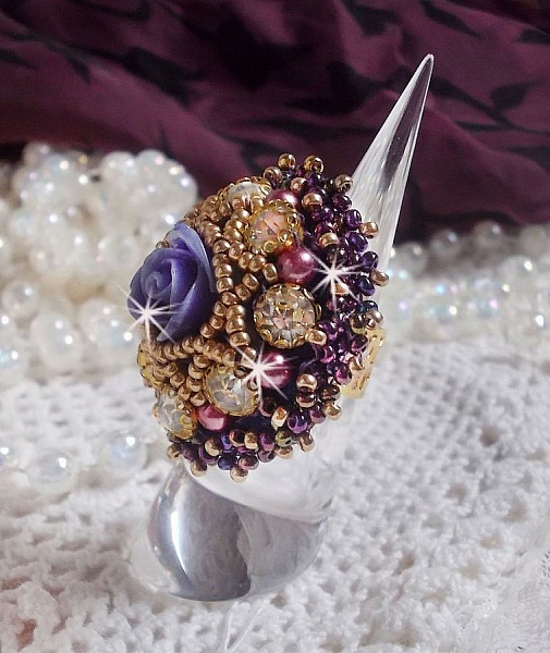 Bague La Passionn&eacute;e de Venise brod&eacute;e avec cabochon en forme de rose couleur Parme orn&eacute;e de strass en Cristal, perles rondes nacr&eacute;es en verre Rose et rocailles Purple sur une bague ajour&eacute;e
