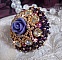 Bague La Passionn&eacute;e de Venise brod&eacute;e avec cabochon en forme de rose couleur Parme orn&eacute;e de strass en Cristal, perles rondes nacr&eacute;es en verre Rose et rocailles Purple sur une bague ajour&eacute;e
