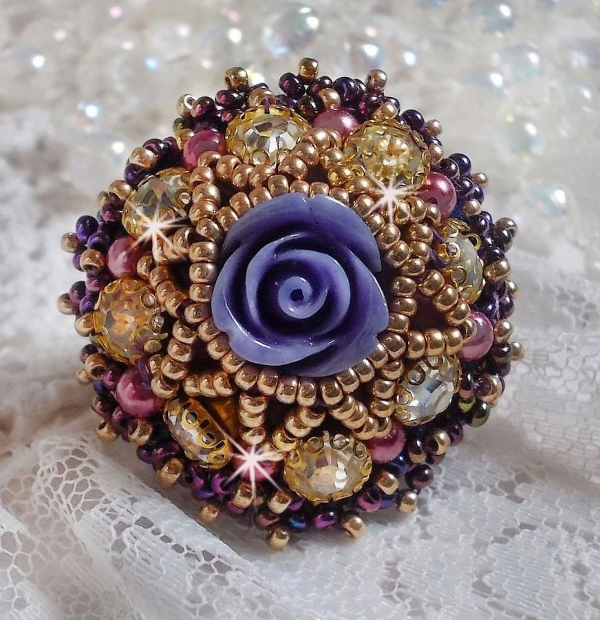 Bague La Passionn&eacute;e de Venise brod&eacute;e avec cabochon en forme de rose couleur Parme orn&eacute;e de strass en Cristal, perles rondes nacr&eacute;es en verre Rose et rocailles Purple sur une bague ajour&eacute;e