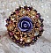 Bague La Passionn&eacute;e de Venise brod&eacute;e avec cabochon en forme de rose couleur Parme orn&eacute;e de strass en Cristal, perles rondes nacr&eacute;es en verre Rose et rocailles Purple sur une bague ajour&eacute;e