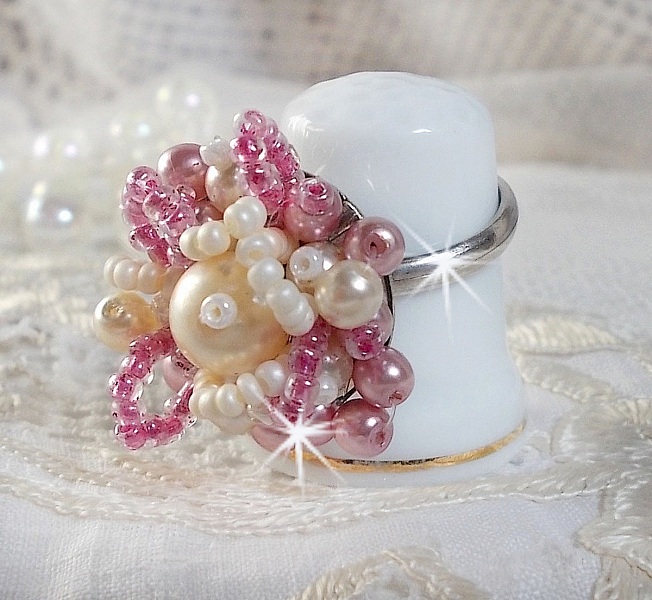 Bague D&eacute;tente avec des perles nacr&eacute;es de Swarovski