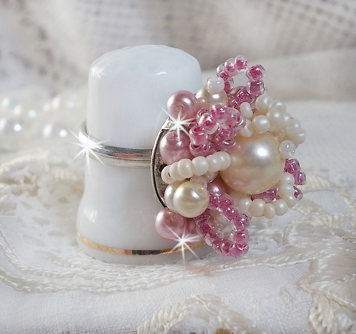 Bague D&eacute;tente avec des perles nacr&eacute;es de Swarovski
