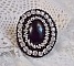 Bague Stone Noire avec un cabochon en Onyx orn&eacute; de chatons en Cristal &agrave; laquelle s&rsquo;ajoute des rocailles Argent&eacute;es qui compl&egrave;tent le Noir sur bague Nickel en Laiton et une feutrine. Un style R&eacute;tro
