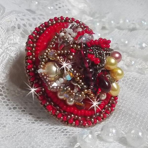 Bague Printemps Color&eacute; brod&eacute;e avec des Cristaux de Swarovski, des perles rondes nacr&eacute;es, un c&ocirc;ne filigran&eacute;e et des rocailles