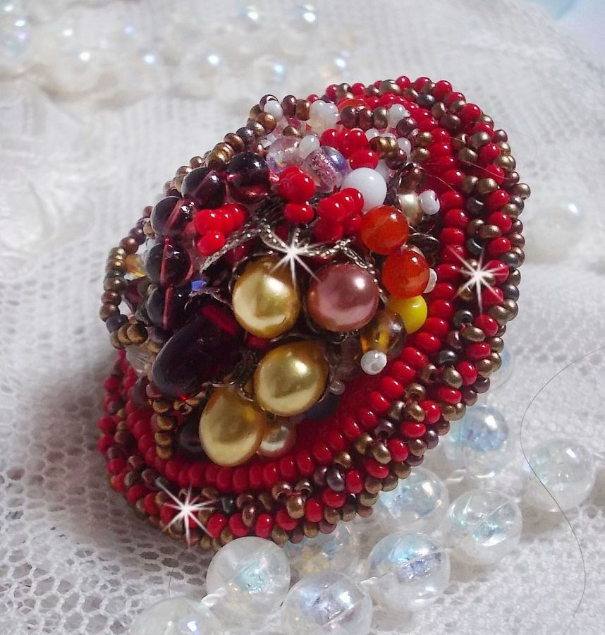 Bague Printemps Color&eacute; brod&eacute;e avec des Cristaux de Swarovski, des perles rondes nacr&eacute;es, un c&ocirc;ne filigran&eacute;e et des rocailles