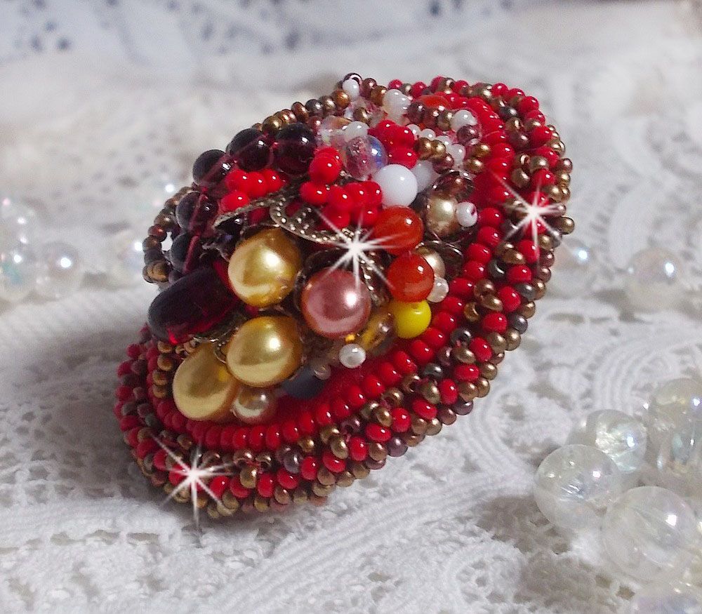 Bague Printemps Color&eacute; brod&eacute;e avec des Cristaux de Swarovski, des perles rondes nacr&eacute;es, un c&ocirc;ne filigran&eacute;e et des rocailles