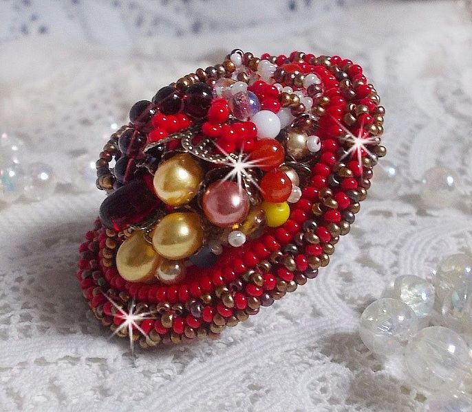 Bague Printemps Color&eacute; brod&eacute;e avec des Cristaux de Swarovski, des perles rondes nacr&eacute;es, un c&ocirc;ne filigran&eacute;e et des rocailles