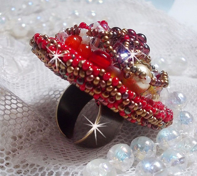 Bague Printemps Color&eacute; brod&eacute;e avec des Cristaux de Swarovski, des perles rondes nacr&eacute;es, un c&ocirc;ne filigran&eacute;e et des rocailles