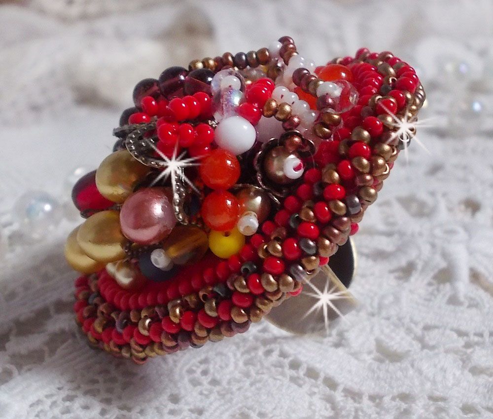 Bague Printemps Color&eacute; brod&eacute;e avec des Cristaux de Swarovski, des perles rondes nacr&eacute;es, un c&ocirc;ne filigran&eacute;e et des rocailles