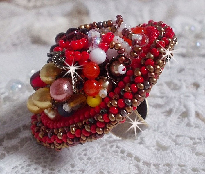 Bague Printemps Color&eacute; brod&eacute;e avec des Cristaux de Swarovski, des perles rondes nacr&eacute;es, un c&ocirc;ne filigran&eacute;e et des rocailles