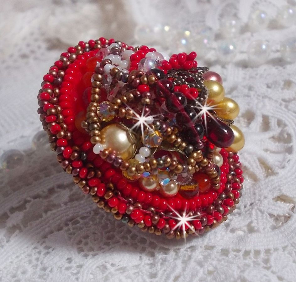 Bague Printemps Color&eacute; brod&eacute;e avec des Cristaux de Swarovski, des perles rondes nacr&eacute;es, un c&ocirc;ne filigran&eacute;e et des rocailles