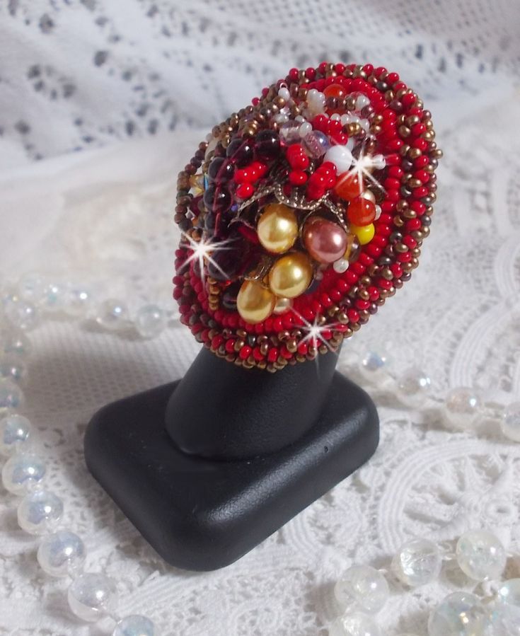 Bague Printemps Color&eacute; brod&eacute;e avec des Cristaux de Swarovski, des perles rondes nacr&eacute;es, un c&ocirc;ne filigran&eacute;e et des rocailles