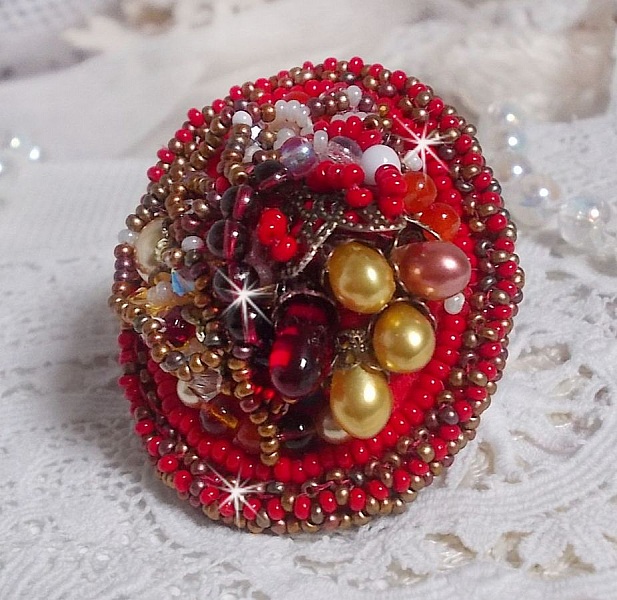 Bague Printemps Color&eacute; brod&eacute;e avec des Cristaux de Swarovski, des perles rondes nacr&eacute;es, un c&ocirc;ne filigran&eacute;e et des rocailles