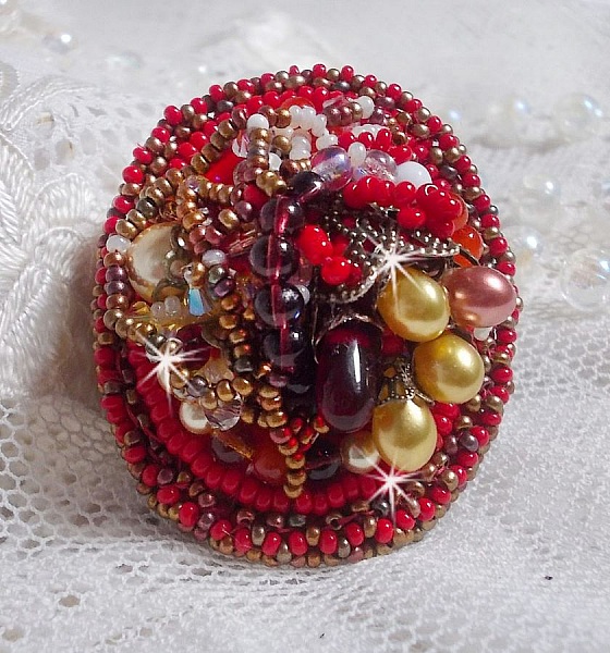 Bague Printemps Color&eacute; brod&eacute;e avec des Cristaux de Swarovski, des perles rondes nacr&eacute;es, un c&ocirc;ne filigran&eacute;e et des rocailles