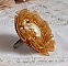 Bague Reflets de Ros&eacute;e brod&eacute;e avec un cam&eacute; ovale Ivoire &agrave; laquelle s'ajoute facettes, perles rondes nacr&eacute;es et rocailles aux couleurs Marron, Ivoire, Caramel sur une bague en laiton Bronze         